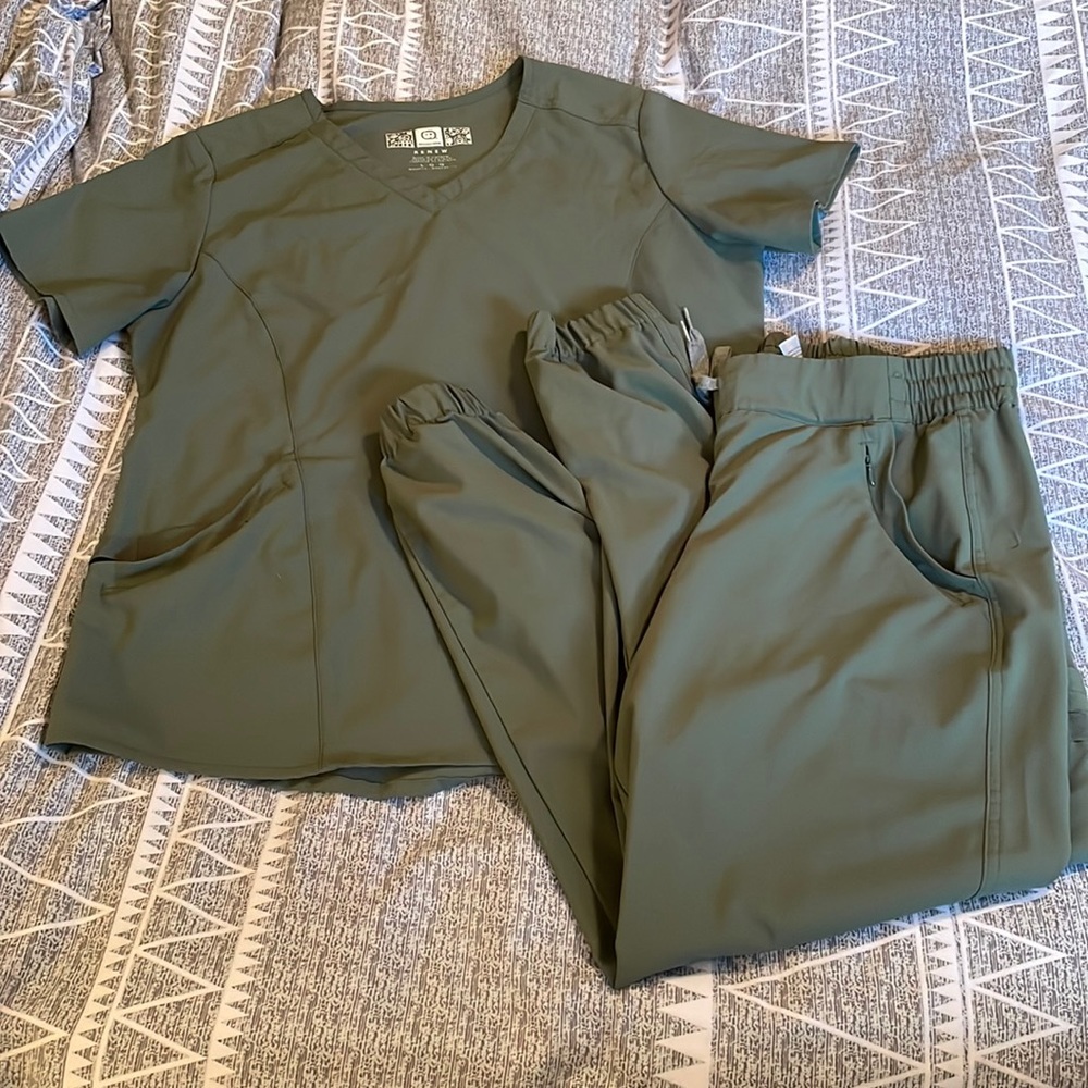 Wonderwink Renew scrub set size large